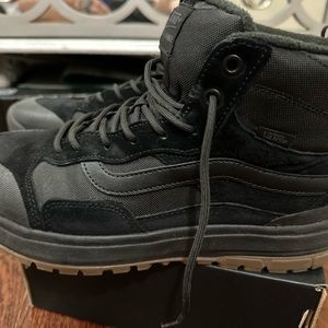 Vans UltraRange Mid Black With Gum Bottom Size 10.5
